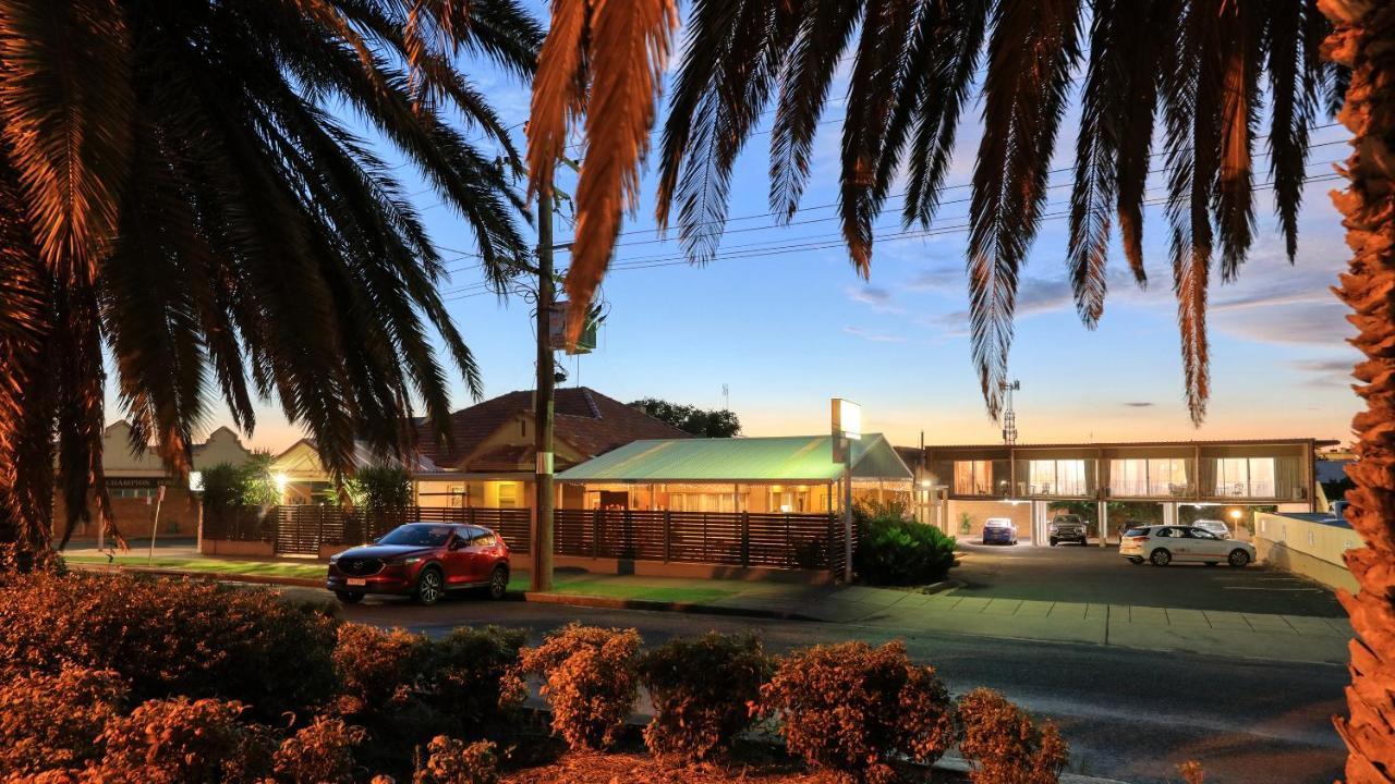 Court Street Motel Parkes Extérieur photo
