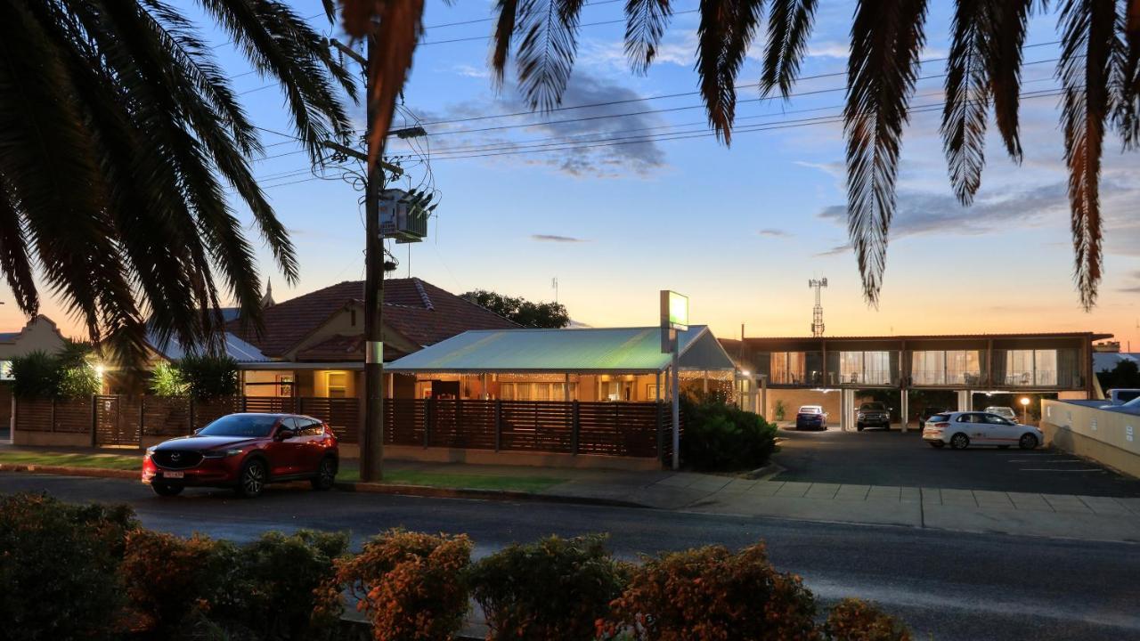 Court Street Motel Parkes Extérieur photo